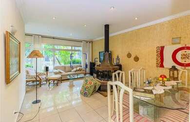 Imagem: A casa possui 3 Dormitórios, 4 Banheiros, 4 Vagas na garagem