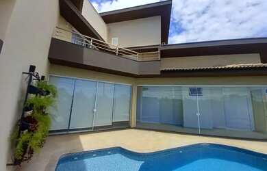 Imagem: A casa em condomínio possui 5 Dormitórios, 5 Banheiros, 500m²