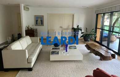 Imagem: O apartamento possui 4 Dormitórios, 5 Banheiros, 5 Vagas na