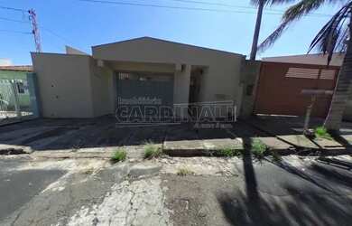 Imagem: A casa possui 3 Dormitórios, 2 Banheiros, 4 Vagas na garagem