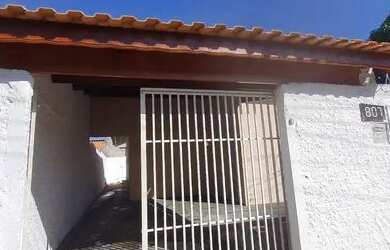 Imagem: A casa possui 2 Dormitórios, 1 Banheiro, 2 Vagas na garagem