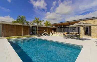 Imagem: A casa em condomínio possui 5 Dormitórios, 5 Banheiros, 5