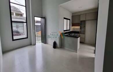 Imagem: A casa possui 3 Dormitórios, 2 Banheiros, 4 Vagas na garagem