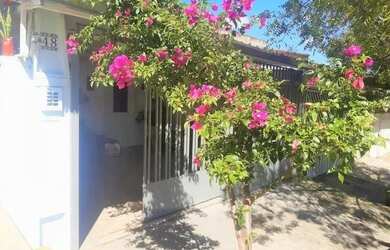 Imagem: A casa possui 3 Dormitórios, 2 Banheiros, 2 Vagas na garagem