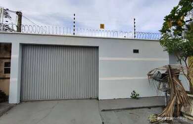 Imagem: A casa possui 3 Dormitórios, 1 Banheiro, 2 Vagas na garagem