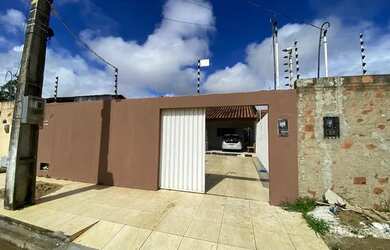 Imagem: A casa possui 3 Dormitórios, 3 Banheiros, 2 Vagas na garagem