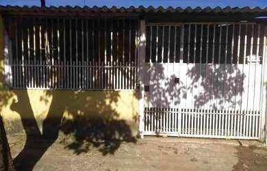 Imagem: A casa possui 3 Dormitórios, 1 Banheiro, 2 Vagas na garagem