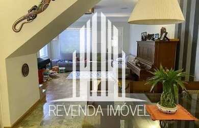 Imagem: A casa possui 4 Dormitórios, 5 Banheiros, 4 Vagas na garagem