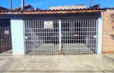 Imagem: A casa para alugar possui 3 Dormitórios, 1 Banheiro, 2 Vagas