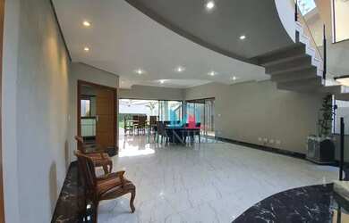 Imagem: A casa em condomínio possui 4 Dormitórios, 5 Banheiros, 4