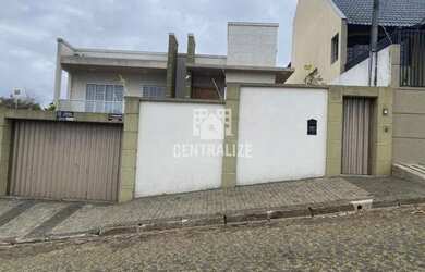 Imagem: A casa possui 3 Dormitórios, 1 Banheiro, 4 Vagas na garagem