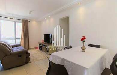 Imagem: O apartamento possui 3 Dormitórios, 1 Banheiro, 1 Vaga na garagem