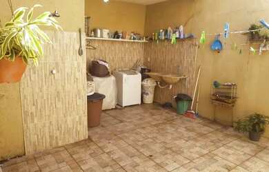 Imagem: A casa possui 4 Dormitórios, 3 Banheiros, 1 Vaga na garagem