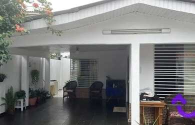 Imagem: A casa possui 3 Dormitórios, 4 Banheiros, 3 Vagas na garagem