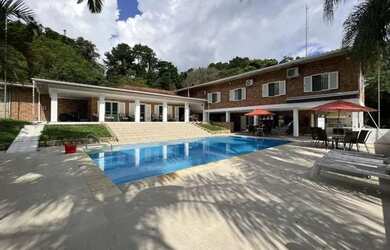 Imagem: A casa possui 5 Dormitórios, 5 Banheiros, 5 Vagas na garagem