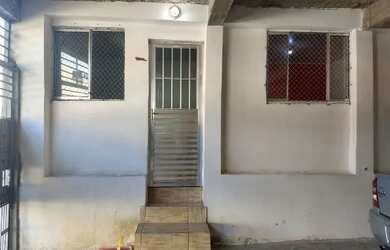 Imagem: A casa possui 1 Dormitório, 1 Banheiro e está localizado em