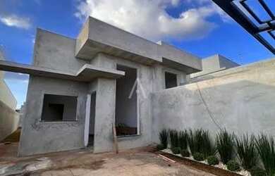 Imagem: A casa possui 3 Dormitórios, 2 Banheiros, 2 Vagas na garagem