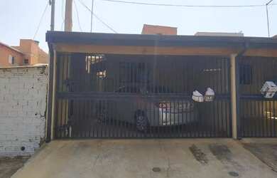 Imagem: A casa possui 1 Dormitório, 1 Banheiro, 1 Vaga na garagem