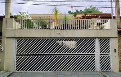 Imagem: A casa possui 4 Dormitórios, 3 Banheiros, 3 Vagas na garagem