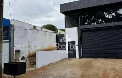 Imagem: O depósito possui 3 Vagas na garagem, 257m² de Área e está