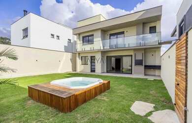 Imagem: A casa em condomínio possui 3 Dormitórios, 4 Banheiros, 2