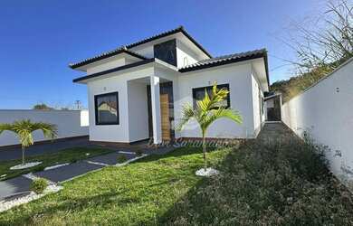 Imagem: A casa possui 3 Dormitórios, 1 Banheiro, 2 Vagas na garagem