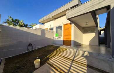 Imagem: A casa possui 3 Dormitórios, 2 Banheiros, 2 Vagas na garagem