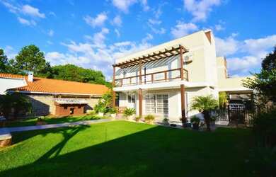 Imagem: A casa possui 3 Dormitórios, 3 Banheiros, 2 Vagas na garagem