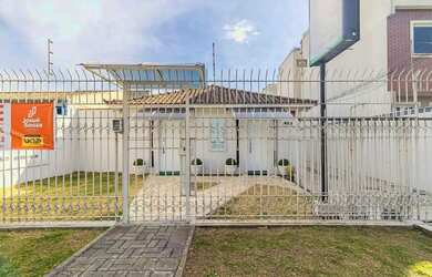 Imagem: A casa possui 4 Dormitórios, 3 Banheiros, 5 Vagas na garagem