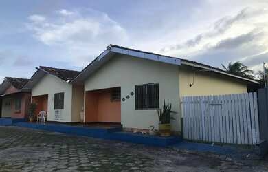 Imagem: A casa possui 4 Dormitórios, Acomodam 15 pessoas, 4 Vagas na