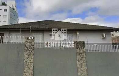 Imagem: A casa possui 2 Dormitórios, 3 Banheiros, 4 Vagas na garagem