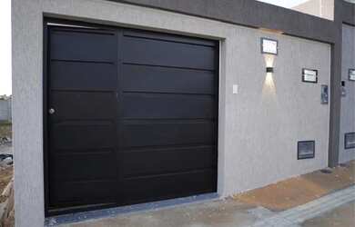 Imagem: A casa possui 3 Dormitórios, 2 Banheiros, 2 Vagas na garagem