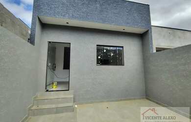 Imagem: A casa possui 2 Dormitórios, 2 Banheiros, 2 Vagas na garagem