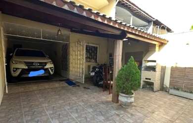 Imagem: A casa possui 4 Dormitórios, 2 Banheiros, 1 Vaga na garagem