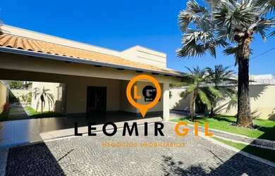 Imagem: A casa possui 3 Dormitórios, 3 Banheiros, 3 Vagas na garagem