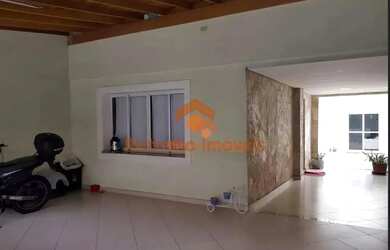 Imagem: A casa possui 3 Dormitórios, 5 Banheiros, 4 Vagas na garagem