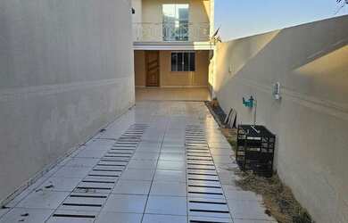 Imagem: A casa possui 2 Dormitórios, 2 Banheiros, 2 Vagas na garagem