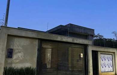 Imagem: A casa possui 3 Dormitórios, 3 Banheiros, 2 Vagas na garagem