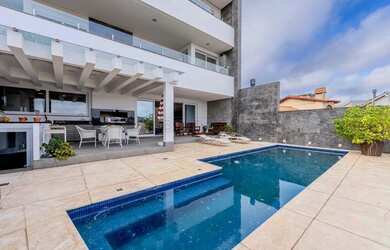 Imagem: A casa possui 5 Dormitórios, 5 Banheiros, 5 Vagas na garagem