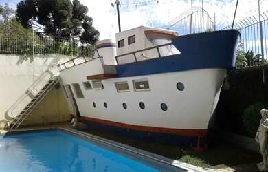 Imagem: A casa possui 3 Dormitórios, 4 Banheiros, 5 Vagas na garagem