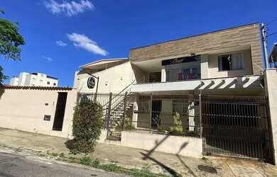 Imagem: A casa possui 5 Dormitórios, 2 Banheiros, 4 Vagas na garagem