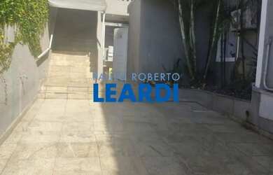 Imagem: A casa possui 2 Dormitórios, 4 Banheiros, 4 Vagas na garagem