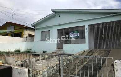 Imagem: A casa possui 3 Dormitórios, 1 Banheiro, 2 Vagas na garagem