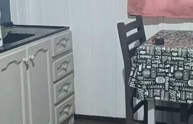 Imagem: A casa em condomínio possui 1 Dormitório, 1 Banheiro e está