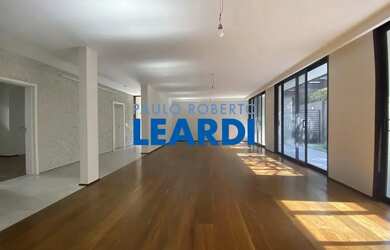 Imagem: A casa possui 4 Dormitórios, 5 Banheiros, 5 Vagas na garagem