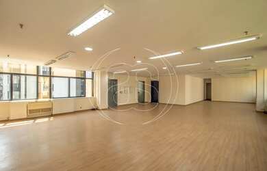 Imagem: O depósito possui 4 Vagas na garagem e 197m² de Área e está