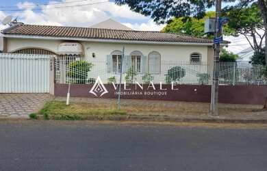 Imagem: A casa possui 3 Dormitórios, 2 Banheiros, 2 Vagas na garagem