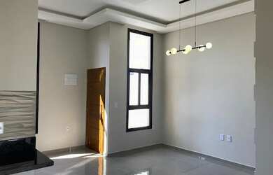 Imagem: A casa possui 3 Dormitórios, 2 Banheiros, 2 Vagas na garagem