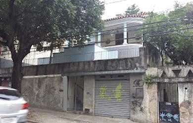 Imagem: A casa possui 4 Dormitórios, 2 Banheiros, 2 Vagas na garagem