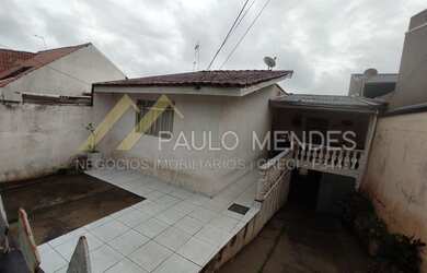 Imagem: A casa possui 3 Dormitórios, 2 Banheiros, 1 Vaga na garagem